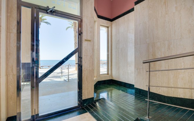 Resale - Apartment -
Torrevieja - Paseo Maritimo