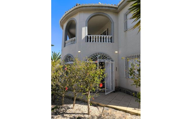 Resale - Villa -
Torrevieja - La Siesta