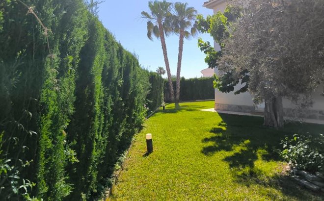 Resale - Villa -
Torrevieja - La Siesta