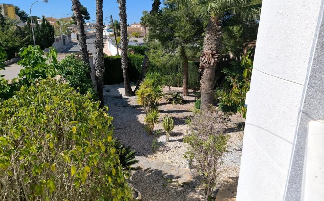 Resale - Villa -
Torrevieja - La Siesta