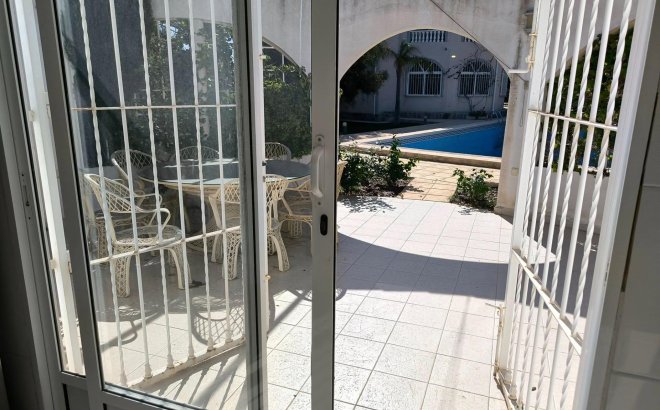 Resale - Villa -
Torrevieja - La Siesta