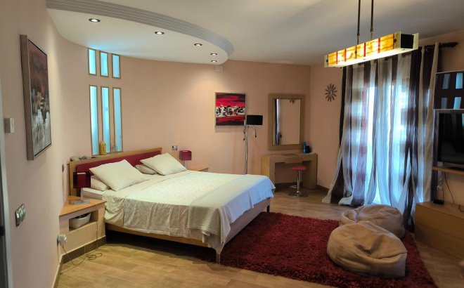 Resale - Villa -
Torrevieja - La Siesta