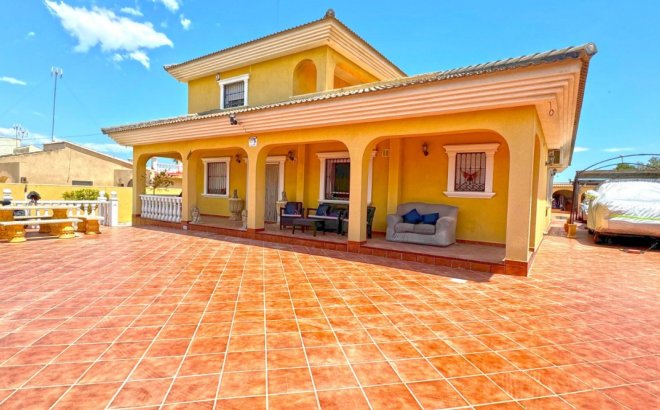 Resale - Villa -
Torrevieja - Costa Blanca