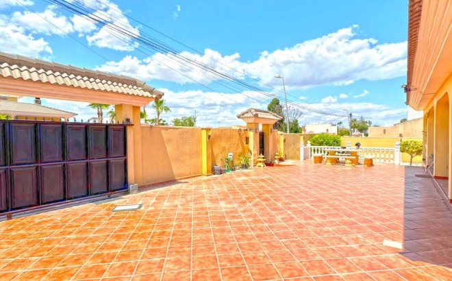 Resale - Villa -
Torrevieja - Costa Blanca