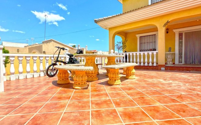 Resale - Villa -
Torrevieja - Costa Blanca