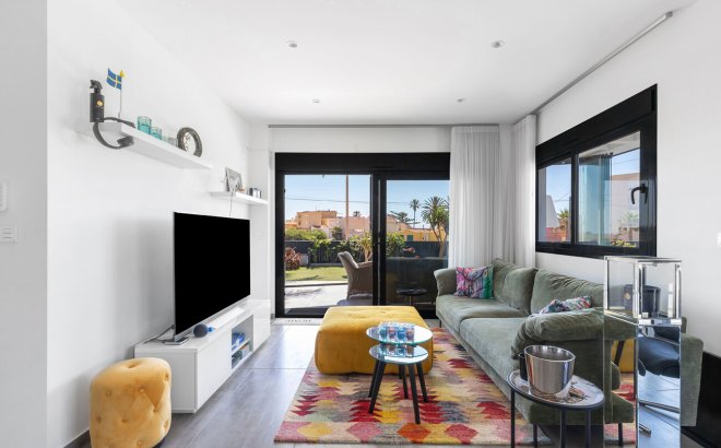 Resale - Villa -
Torrevieja - Rosaleda