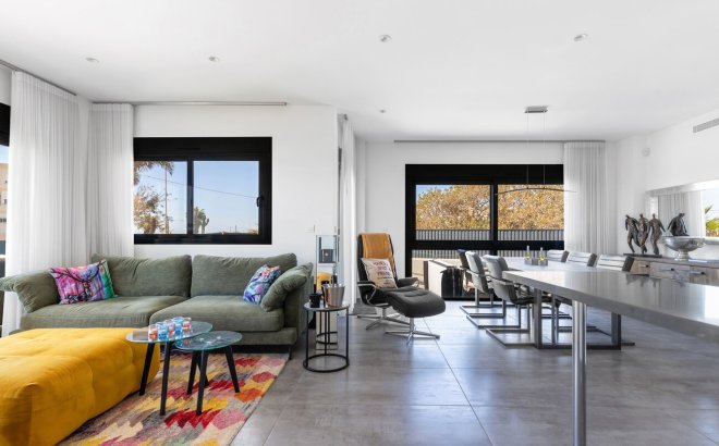 Resale - Villa -
Torrevieja - Rosaleda