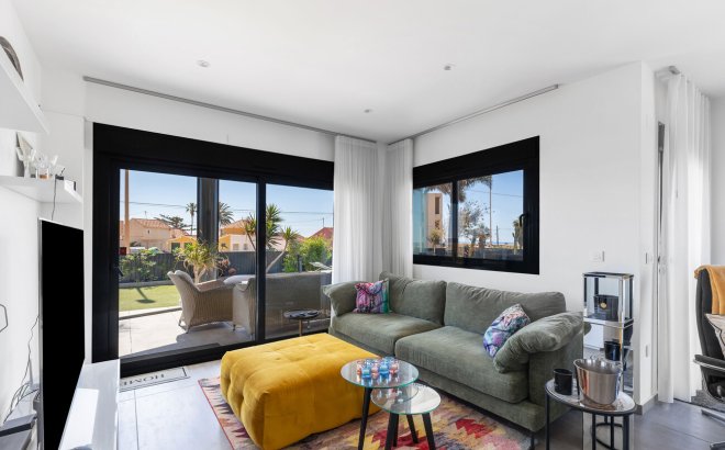 Resale - Villa -
Torrevieja - Rosaleda