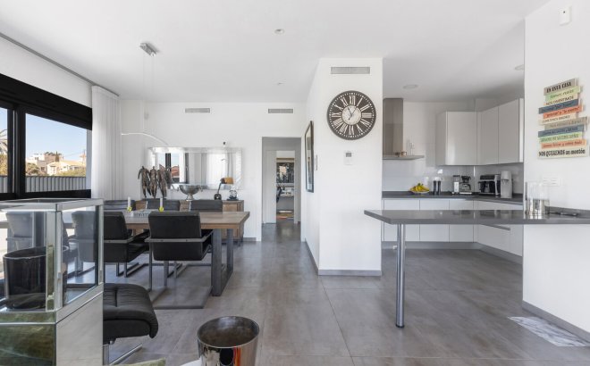 Resale - Villa -
Torrevieja - Rosaleda