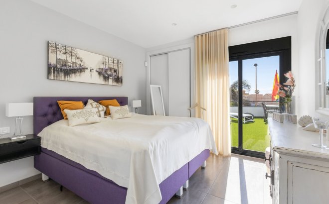 Resale - Villa -
Torrevieja - Rosaleda