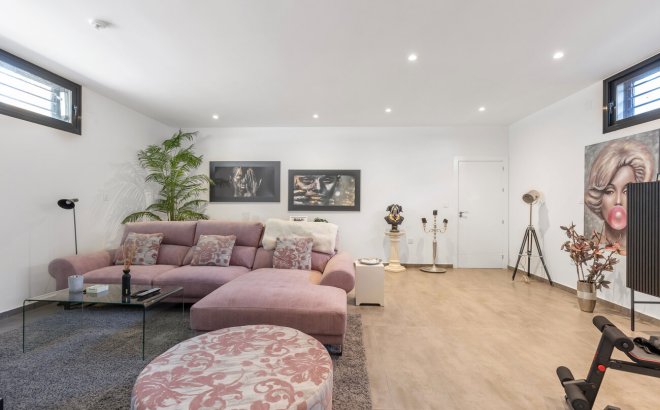 Resale - Villa -
Torrevieja - Rosaleda