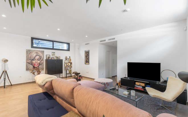 Resale - Villa -
Torrevieja - Rosaleda