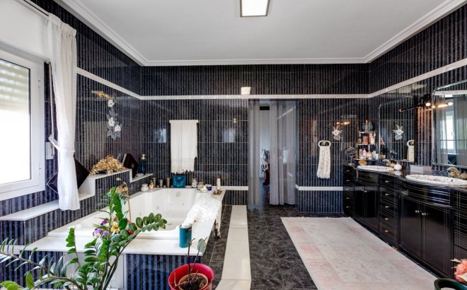 Resale - Villa -
Torrevieja - San Luis