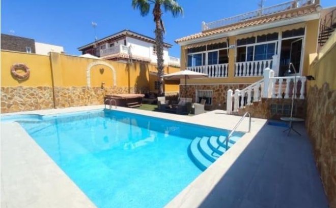 Resale - Villa -
Torrevieja - Aguas Nuevas