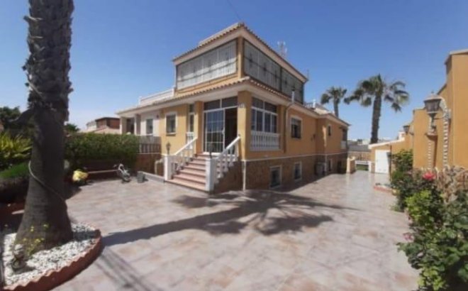 Resale - Villa -
Torrevieja - Aguas Nuevas