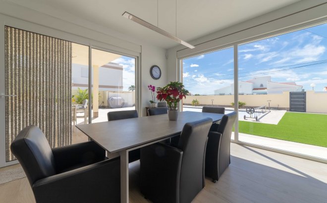 Resale - Villa -
Torrevieja - Costa Blanca