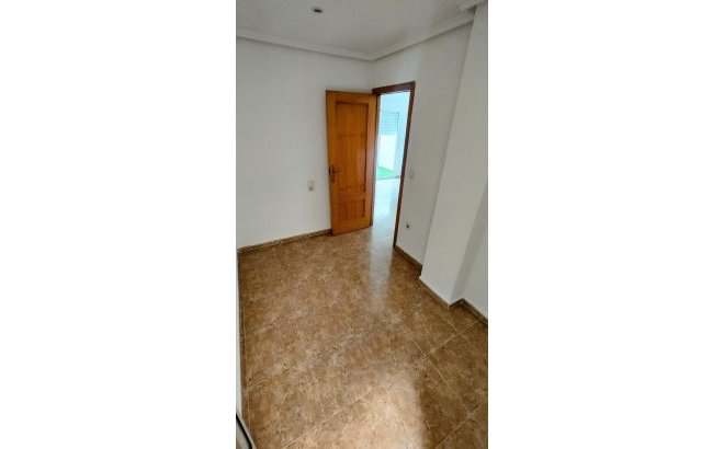 Herverkoop - Appartement -
Torrevieja - Playa de los Locos