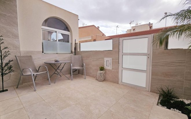 Resale - Dúplex -
Torrevieja - La Siesta