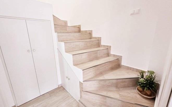 Resale - Dúplex -
Torrevieja - La Siesta