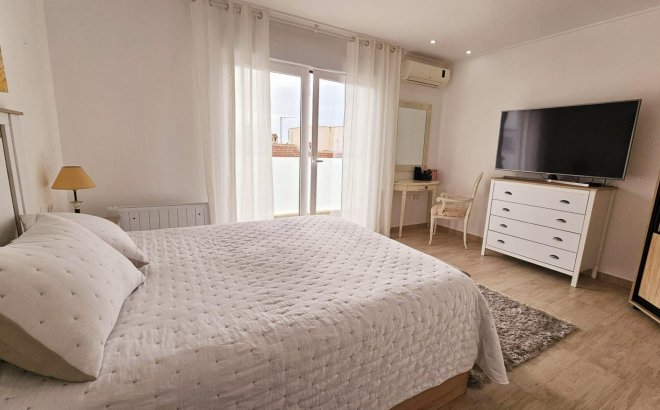 Resale - Dúplex -
Torrevieja - La Siesta