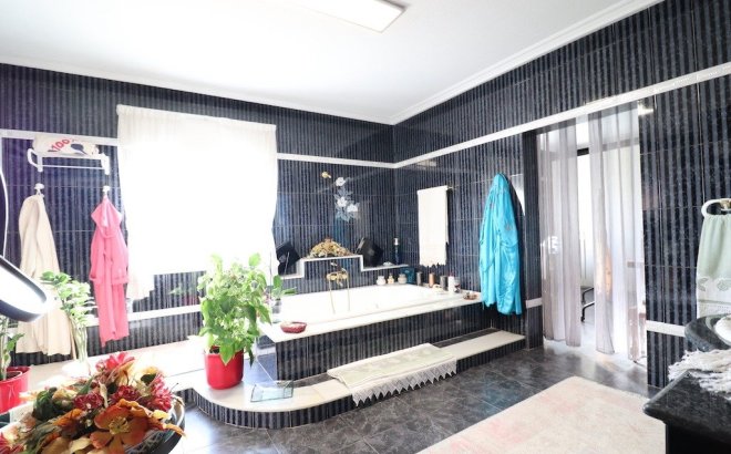 Resale - Villa -
Torrevieja - Costa Blanca