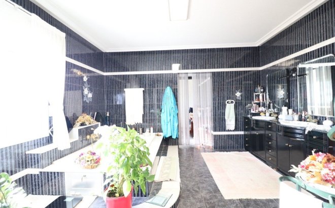 Resale - Villa -
Torrevieja - Costa Blanca