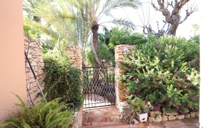 Resale - Villa -
Torrevieja - Costa Blanca
