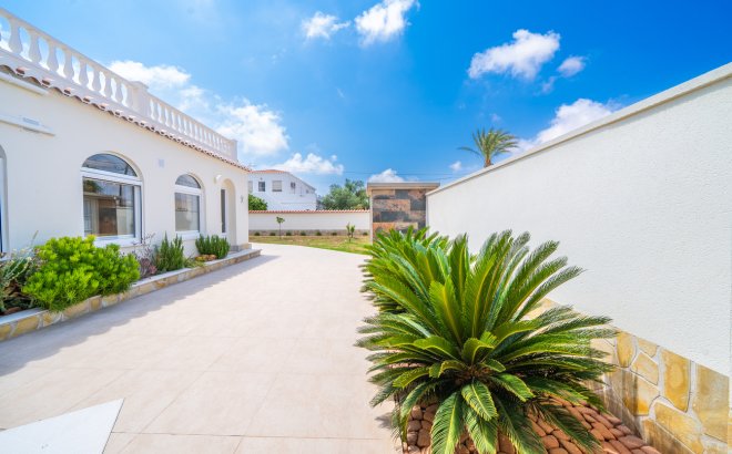 Resale - Villa -
Torrevieja - Costa Blanca