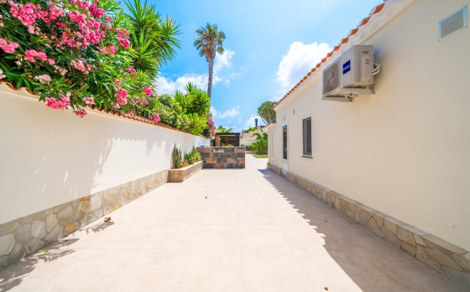 Resale - Villa -
Torrevieja - Costa Blanca