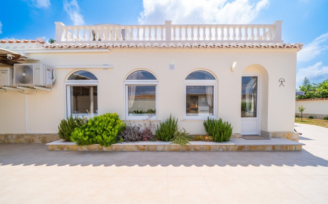 Resale - Villa -
Torrevieja - Costa Blanca