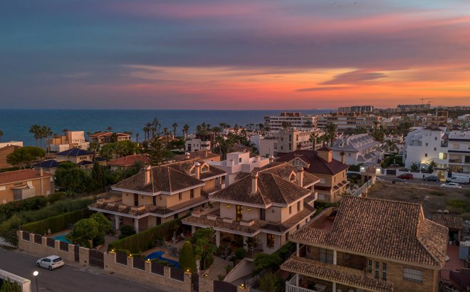 Resale - Villa -
Torrevieja - Costa Blanca