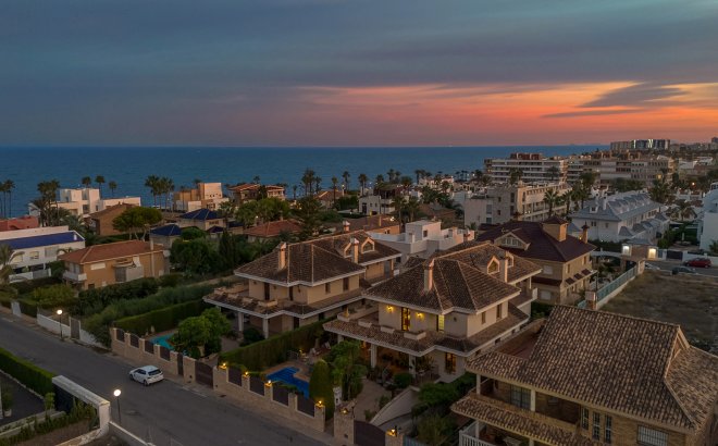 Resale - Villa -
Torrevieja - Costa Blanca