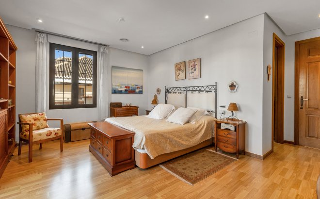 Resale - Villa -
Torrevieja - Costa Blanca