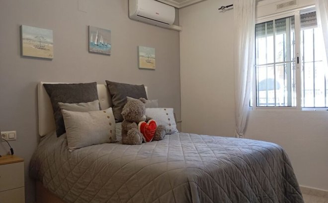 Resale - Villa -
Villamartin - Costa Blanca