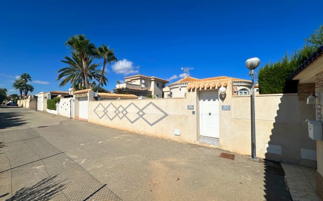 Resale - Villa -
Orihuela Costa - Costa Blanca
