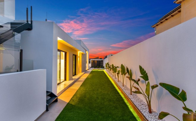 Resale - Villa -
El Chaparral - Inland