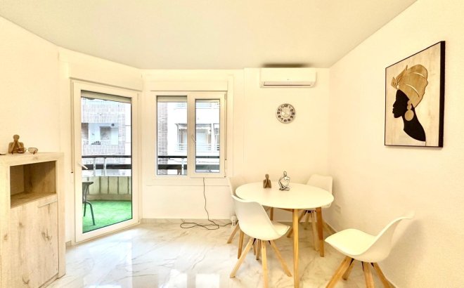 Herverkoop - Appartement -
Torrevieja - Playa del Cura