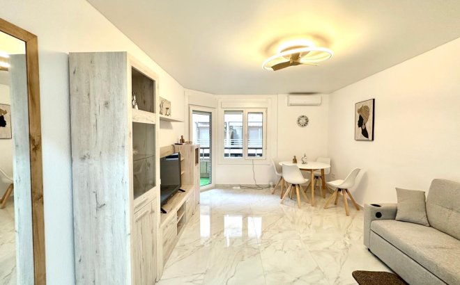 Herverkoop - Appartement -
Torrevieja - Playa del Cura