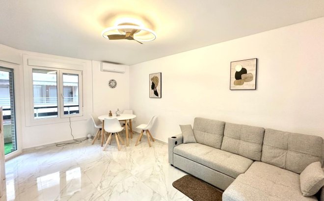 Herverkoop - Appartement -
Torrevieja - Playa del Cura