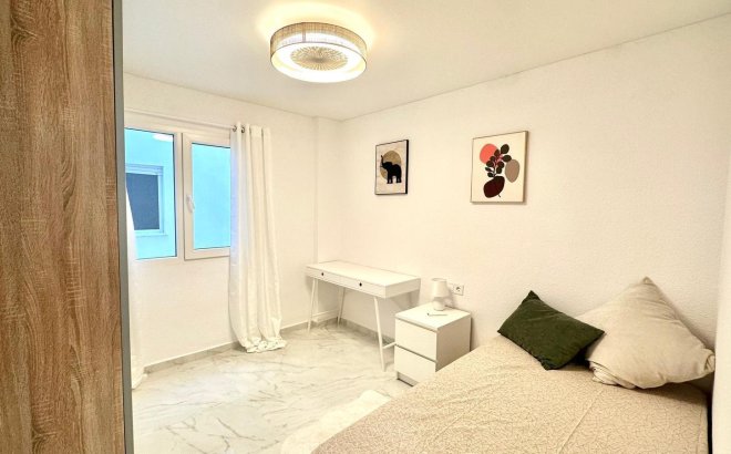 Herverkoop - Appartement -
Torrevieja - Playa del Cura