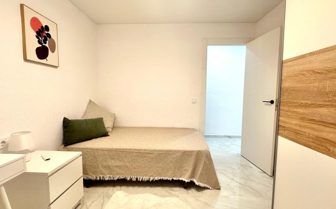 Herverkoop - Appartement -
Torrevieja - Playa del Cura