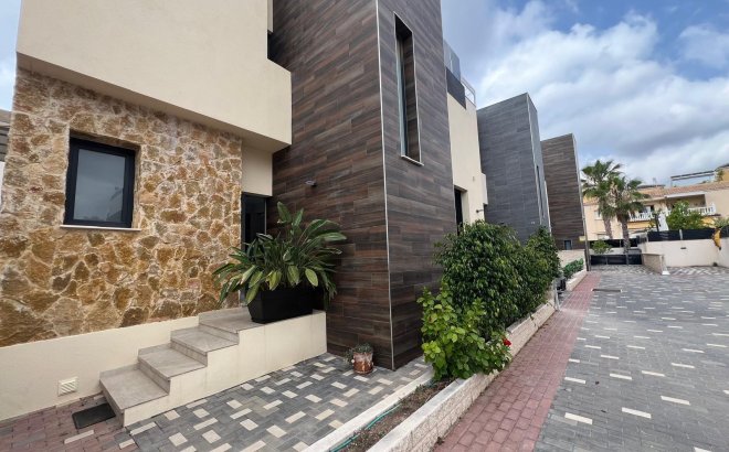 Revente - Villa -
Orihuela Costa - Lomas de Cabo Roig