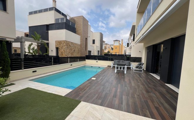 Revente - Villa -
Orihuela Costa - Lomas de Cabo Roig