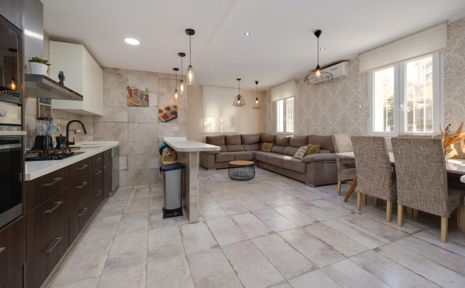 Resale - Town House -
Torrevieja - Centro