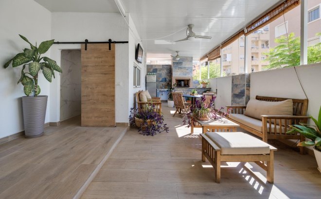 Resale - Town House -
Torrevieja - Centro