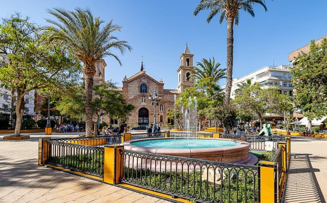 Resale - Town House -
Torrevieja - Centro