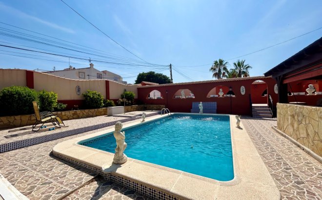 Resale - Villa -
El Chaparral - Inland