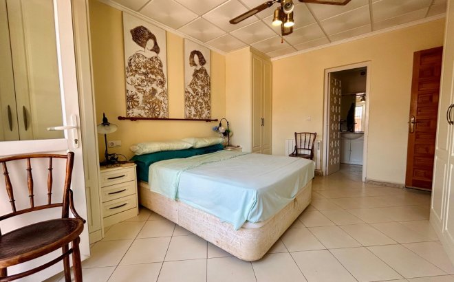 Resale - Villa -
El Chaparral - Inland