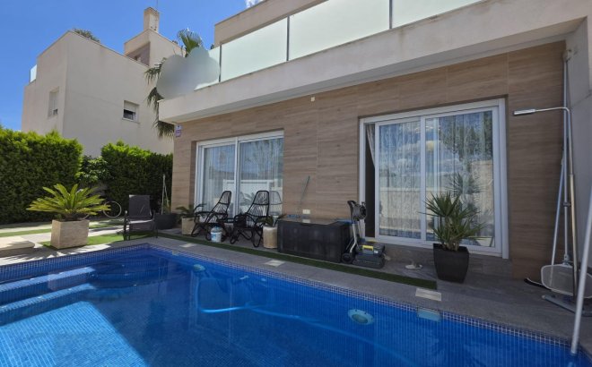 Resale - Villa -
Pilar de la Horadada - Zona Pueblo