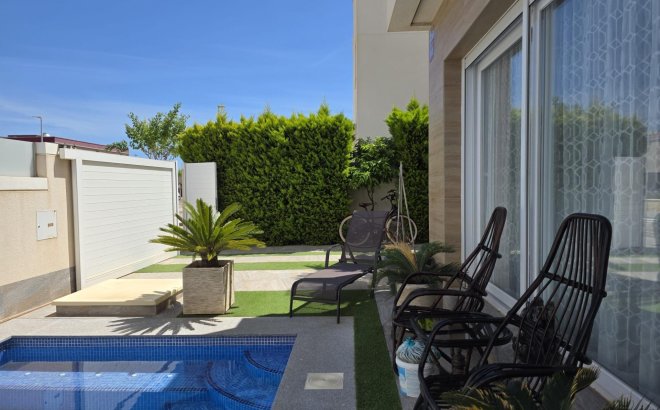 Resale - Villa -
Pilar de la Horadada - Zona Pueblo